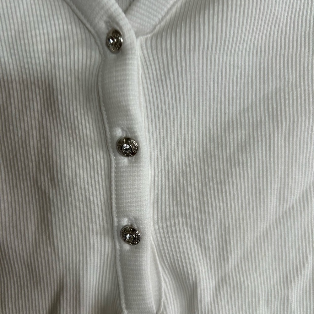 Guess * NWOT * v-neck Henley - Picture 3 of 3